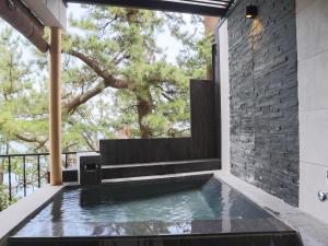 una vasca immersione ad acqua fredda nel cortile di una casa di ISANA Resort a Ito
