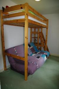 a bunk bed in a room with a purple bed at Maison hyper-centre Bagnères de Luchon in Luchon
