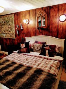Ein Bett oder Betten in einem Zimmer der Unterkunft Viinikan Tähti lemmikkiystävällinen kotimajoitus