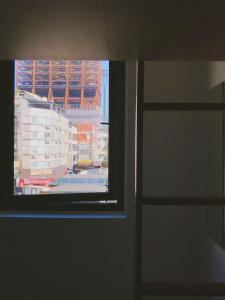Una televisión o centro de entretenimiento en PlainStay Hostel