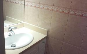 Kúpeľňa v ubytovaní Apartamento Alteanos, centrico y confortable, soleado, con piscina y jardines, tenis, parking exterior comunitario, y la playa andando 10 min