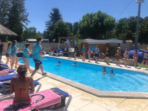 un groupe de personnes jouant dans une piscine dans l'établissement CAMPING PARADIS FAMILY des ISSOUX, à Lalevade-dʼArdèche