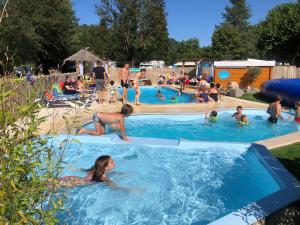 Bazén v ubytování CAMPING PARADIS FAMILY des ISSOUX nebo v jeho okolí