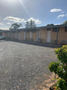 an empty parking lot in front of a building at HOPETOUN COMMUNITY HOTEL MOTEL in Hopetoun