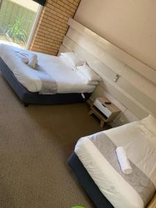 Llit o llits en una habitació de HOPETOUN COMMUNITY HOTEL MOTEL