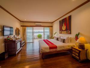 เตียงในห้องที่ Chiangkhan River Mountain Resort