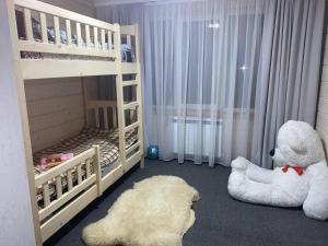 1 dormitorio con un osito de peluche blanco y literas en Дзембронія en Dzembronia
