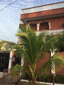 een palmboom voor een gebouw bij Irini's apartment in Cotonou