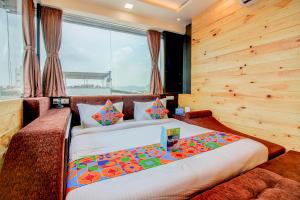 Hotel Radana Vashi Navimumbai客房内的一张或多张床位