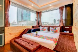纳威孟买Hotel Radana Vashi Navimumbai的一间带大床和大窗户的卧室