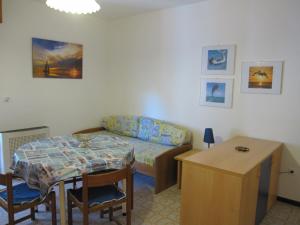 ein Wohnzimmer mit einem Sofa und einem Tisch in der Unterkunft Argea in Grado