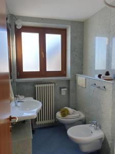 een badkamer met een toilet en een wastafel bij Casa Vacanze Orchidea in Pinerolo