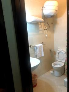 A bathroom at Amazing view apartment in Golf Porto Marina with marina access