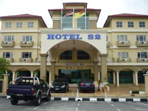 a hotel with cars parked in front of it at S2 Hotel in Seremban