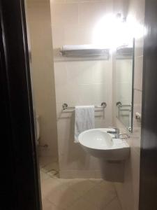 A bathroom at Amazing view apartment in Golf Porto Marina with marina access