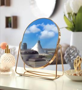 un miroir sur une table avec vue sur une pyramide dans l'établissement Raisson Ahotel B172, à Astana