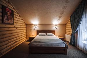 A bed or beds in a room at Turiyske Podvir'ya