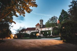 un gran edificio con una torre encima en Romantik Hotel Schloss Hohenstein, en Ahorn