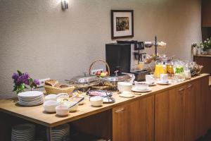 stół z talerzami, kubkami i naczyniami w obiekcie Hotel Karupesa w mieście Otepää