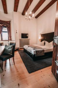 Säng eller sängar i ett rum på Romantik Hotel Schloss Hohenstein