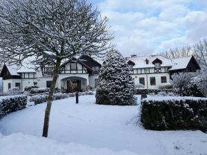 Hotel Dworek nad Regą v zimě