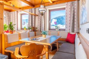 comedor con mesa y sillas en Appartement Lasshofer, en Mauterndorf