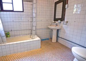 e bagno con lavandino, servizi igienici, vasca e lavandino. di A Touch of Zen a Kaohsiung