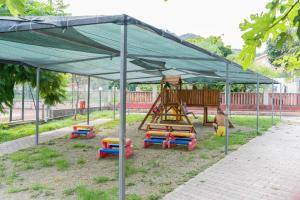 Tienda con parque infantil con tobogán y escalera en Camping Villaggio Calanovella, en Piraino