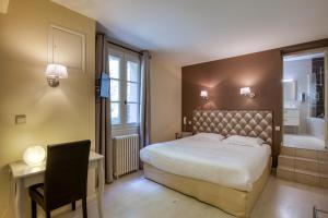 1 dormitorio con 1 cama y baño con bañera en Hôtel Restaurant Plaisance-Piscine couverte et chauffée- Proche Sarlat-, en Vitrac