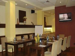 TV a/nebo společenská místnost v ubytování ALPHA family HOTEL