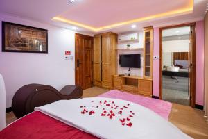 Un dormitorio con una cama con corazones rojos. en Kim Hoàn Hotel Phan Rang en Phan Rang