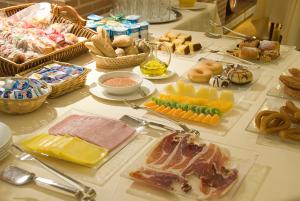 
a table topped with lots of different types of food at Los Arcos in Segovia

