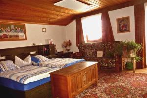 1 dormitorio con 2 camas y sala de estar en Rastnerhof, en San Lorenzo di Sebato