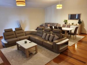 un soggiorno con divano e tavolo di Penthouse Quinta Village Garajau a Caniço