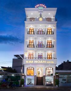 een wit gebouw met een bord erop bij Kim Hoàn Hotel Phan Rang in Phan Rang