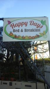 un signo de un día feliz bed and breakfast en Happy Days B&B, en Giove