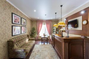 un soggiorno con divano e TV di Eco-hotel Lel' a Ufa