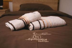 Lopatnica的住宿－Holiday Homes Biser Lopatnice，床上放着两条毛巾