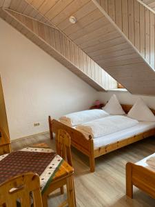 เตียงในห้องที่ Gasthof zum Kirchenwirt