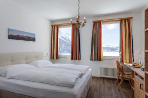 Rúm í herbergi á Hotel Waldhaus am See