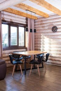 ボロフタにあるШале Віліяのダイニングルーム(木製テーブル、椅子付)