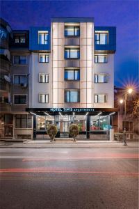 un edificio en una calle frente a un edificio en Hotel Tim's, en Skopje