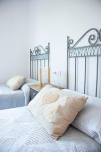 a bedroom with two beds with white sheets at Apartamento con Vistas S'agaró in Sant Feliu de Guixols
