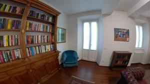 um quarto com prateleiras de livros cheias de livros em La Casa nel Parco Lecco em Lecco