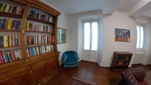 a room with book shelves filled with books at La Casa nel Parco Lecco in Lecco