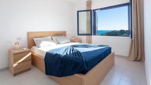 ein Schlafzimmer mit einem Bett mit einem großen Fenster in der Unterkunft Villa Coral in Tamariu + 10 Fotos