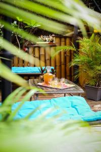 patio con tavolo e cibo di Capucine les Hauts a Rivière