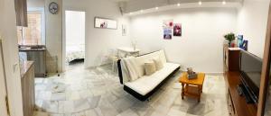 フエンヒロラにあるAurinko 1 Tranquilo y Agradable Apartamento en Los Bolichesのリビングルーム(白いソファ、テーブル付)