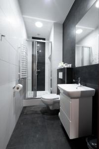 a bathroom with a sink, toilet and bathtub at NOCLEGI DREWNIANA CHAŁUPA in Kobyla Góra