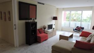Телевизор и/или развлекательный центр в HL 006 Luxury 2 bedroom apartment on HDA Golf Resort, Murcia